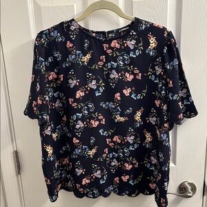 Women's EXPRESS Floral Short Sleeve Scalloped edge Top/Blouse Size XL- Sassy